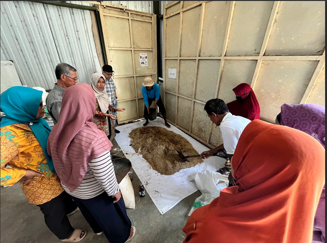 Tim Pengabdian PSP-KUMKM LPPM UNS Melakukan Pelatihan dan Pendampingan Pembuatan Pupuk Organik di APOB Boyolali